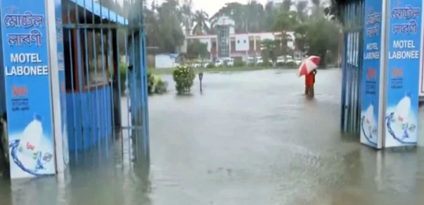 কক্সবাজারে আটকা পড়েছেন হাজারো পর্যটক